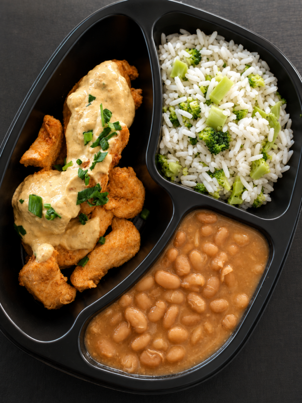 JANTINHA de Tiras de Frango Grelhado ao Molho Mostarda, Arroz c/ Brócolis e Feijão Carioca (400g)